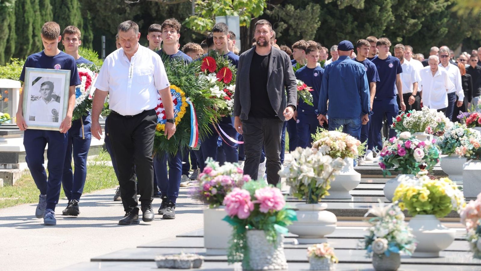 FOTO/VIDEO Na Lovrincu sahranjen Ivo Bego