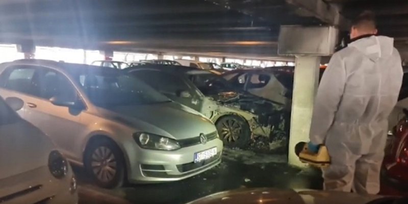 FOTO/VIDEO Policija obavlja očevid na Pujankama, BMW je totalno uništen