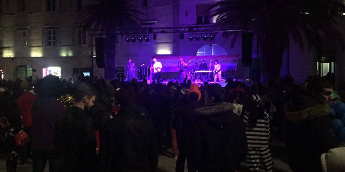 VIDEO Splićani kao Krnju zapalili - dva mobitela, Ivan Pernar i Ava Karabatić zapjevali Zečićev hit 'Ima li nade za nas'