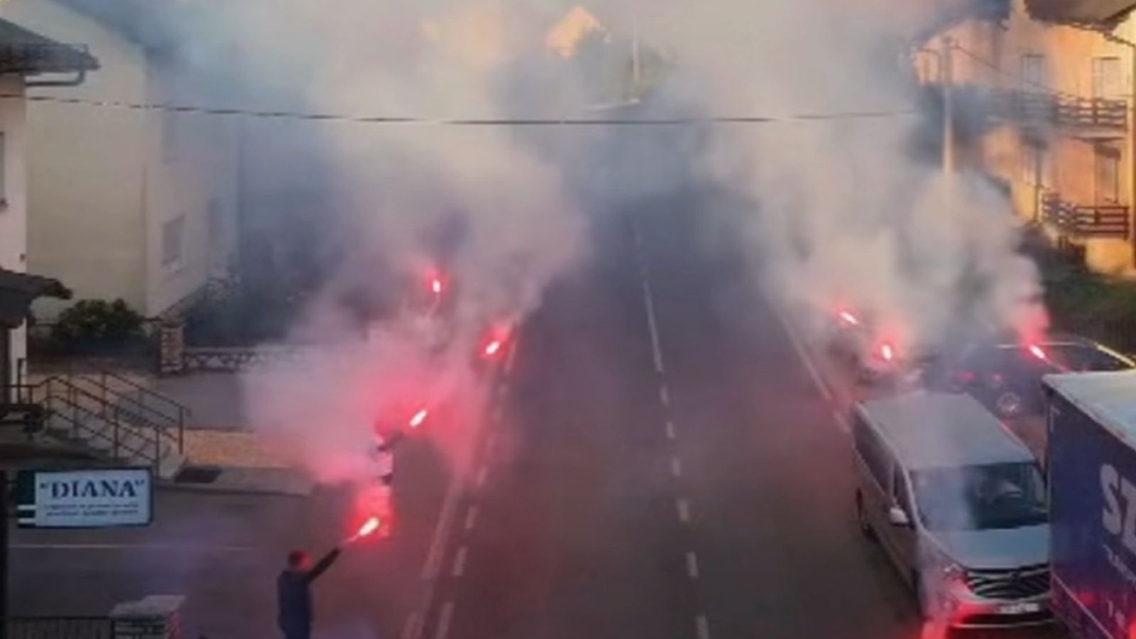 VIDEO Ličani uz baklje krenuli za Zagreb