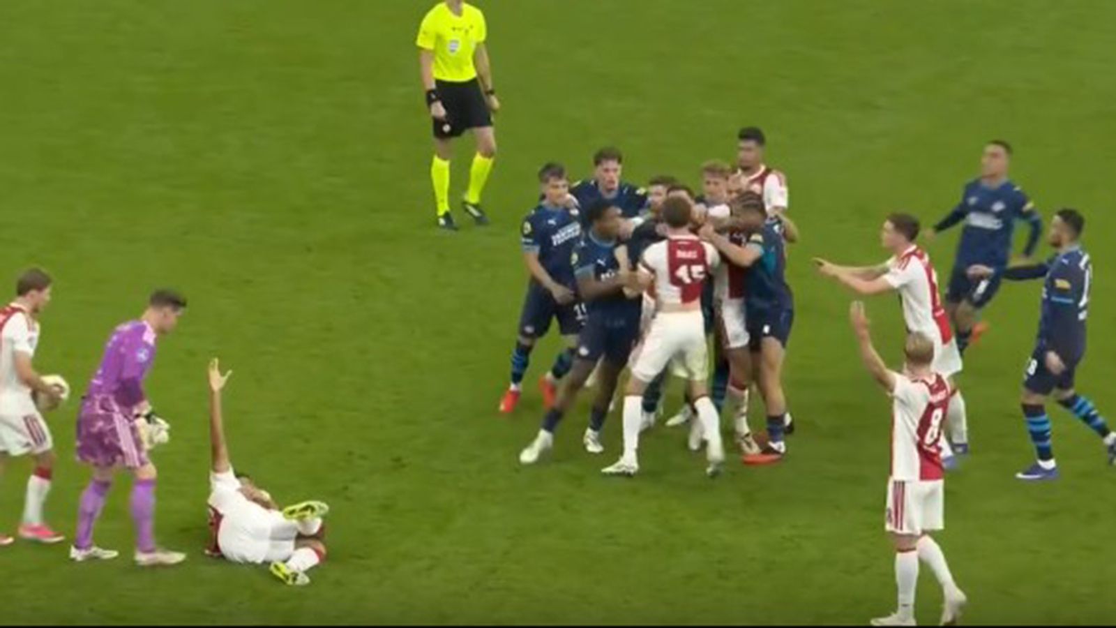 Psv svladao Ajaxa, Perišić smirivao tučnjavu, zabio i Bajraktarević!