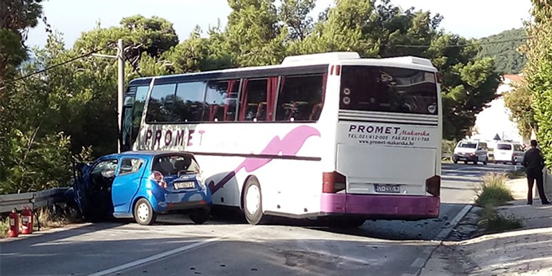 TEŠKA PROMETNA NESREĆA Poginula je vozačica automobila, ozlijeđeno je još devet osoba na staroj kliškoj cesti!