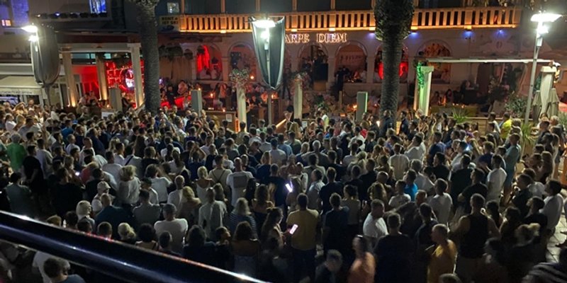 VIDEO Brojni Hvarani okupili su se pred Carpe Diemom. Nadjačavaju glazbu i skandiraju: 'Odlazi, Odlazi!'