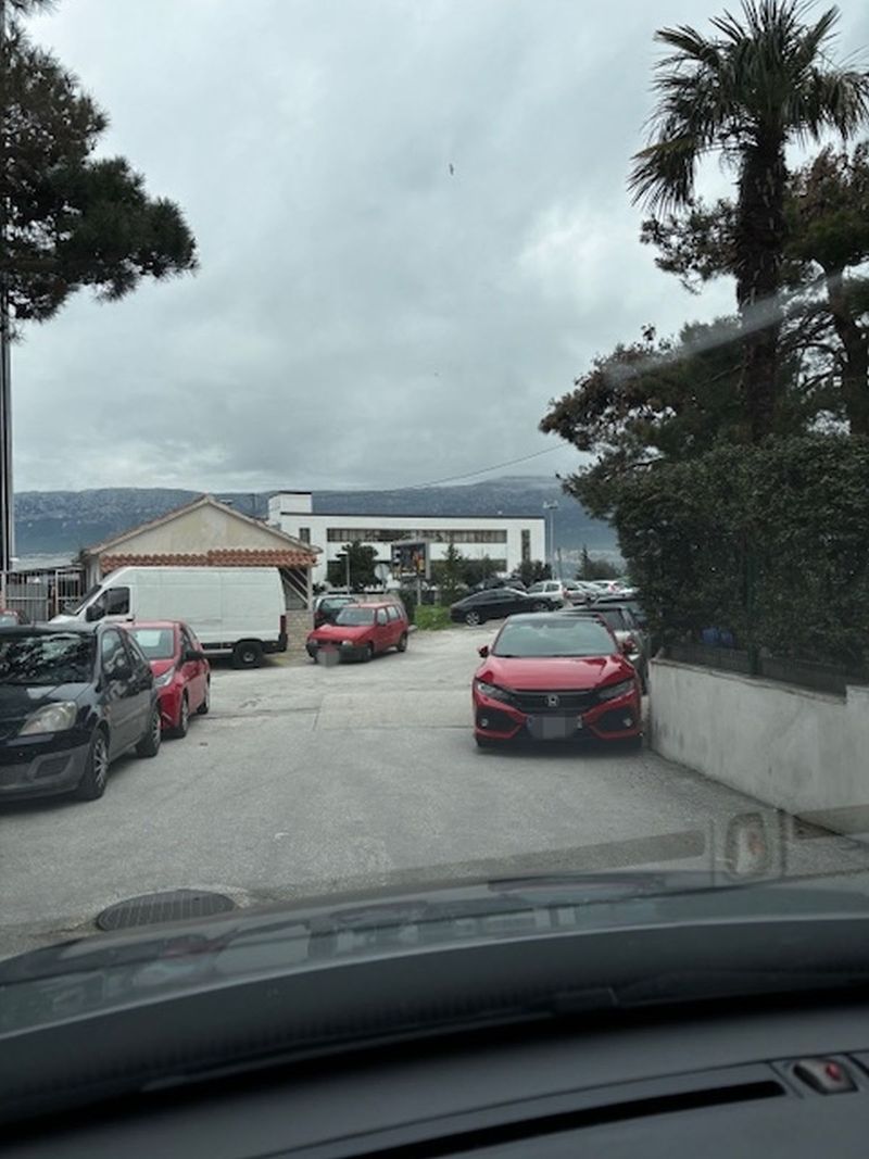 NI KAZNE NE POMAŽU Na ovom izlazu iz kvarta vozači riskiraju sudar zbog nepropisno parkiranih automobila