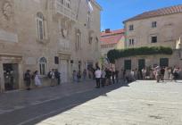 VIDEO Desničarski putujući prosvjed stigao u Trogir, puštali Thompsona pred zgradom gradske uprave