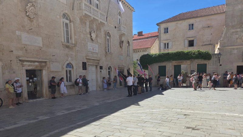 VIDEO Desničarski putujući prosvjed stigao u Trogir, puštali Thompsona pred zgradom gradske uprave
