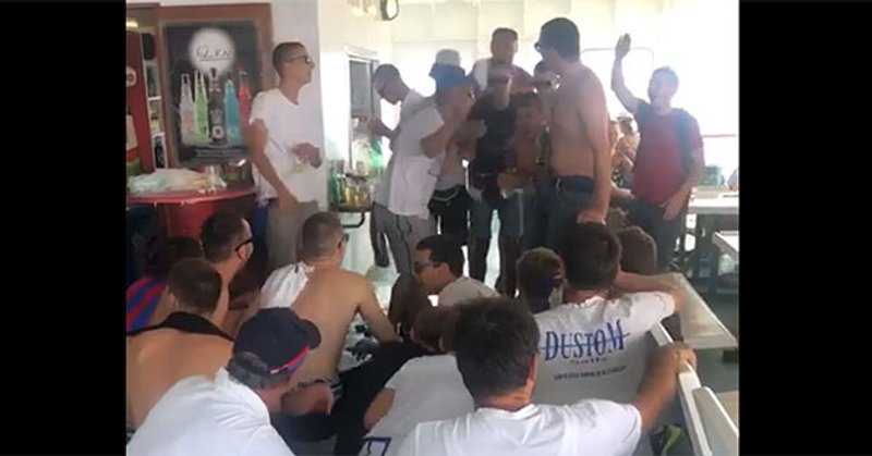 VIDEO: Pogledajte kako se navija na trajektu koji je isplovio iz Visa