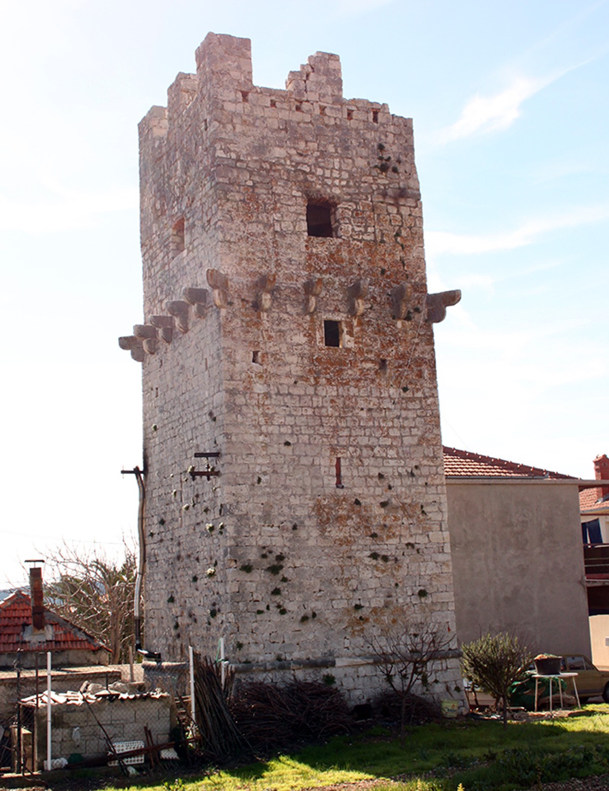Trogir se nije predao Veneciji, pa je mjesecima bombardiran kamenim kuglama i keramičkim posudama punjenim zapaljivim smjesama