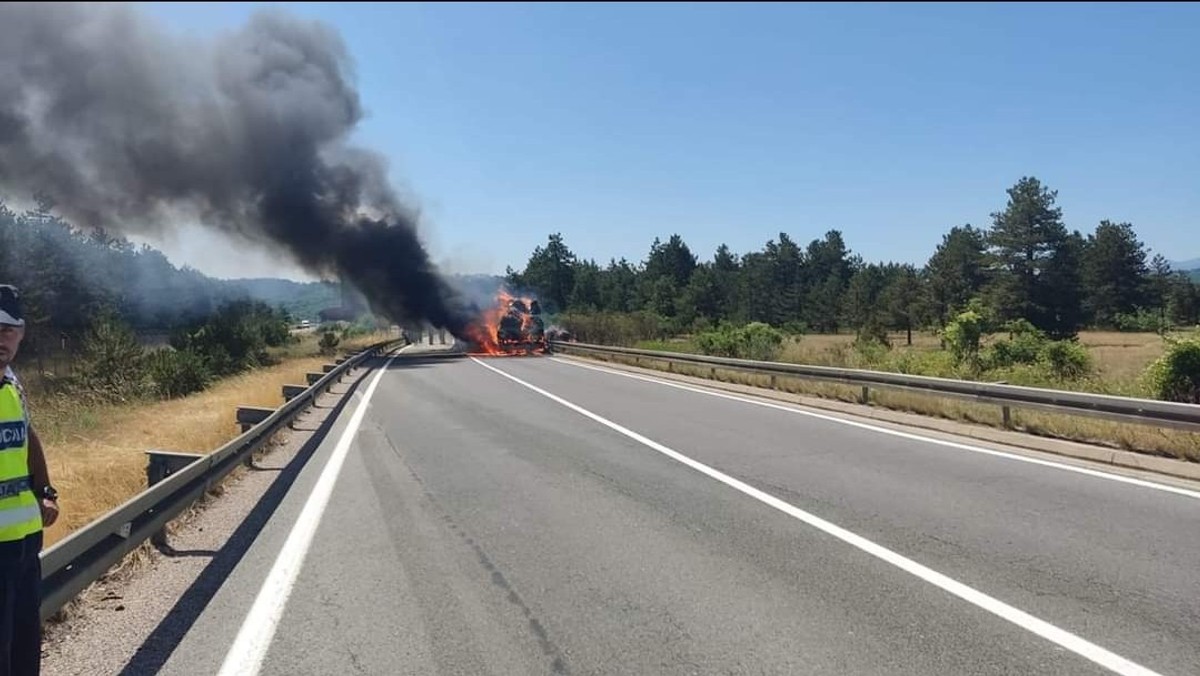 BUKTINJA KRAJ UDBINE Zapalio se šleper s balama sijena