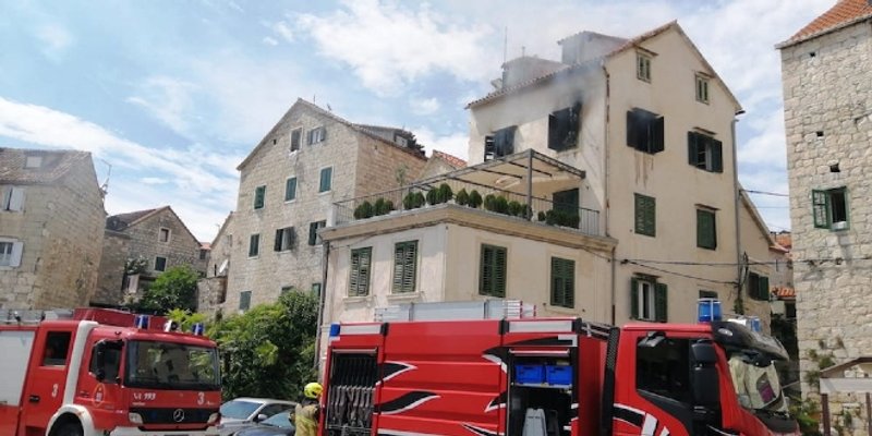POŽAR U CENTRU SPLITA Gori stan na Trumbićevoj obali, pogledajte video