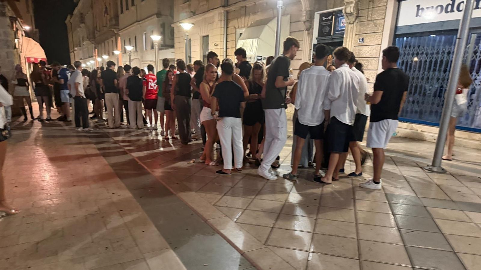 SKUPO OPIJANJE: U gluho doba noći redari naplaćivali kazne turistima