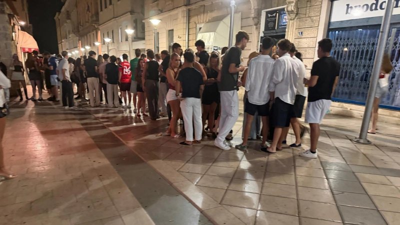 SKUPO OPIJANJE: U gluho doba noći redari naplaćivali kazne turistima