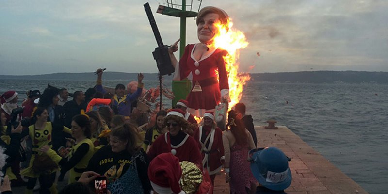 U Kaštelima je u pepel otišao lik predsjednice, uz poruku 'Jakove, izdrži'