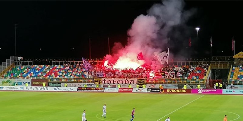 Torcida napravila bakljadu i istaknula poruku