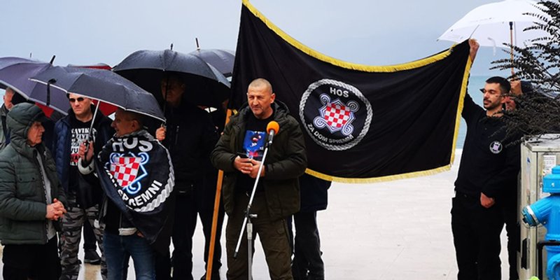 FOTO/VIDEO Prosvjed desničara u Supetru: 'Neka se Ivana Marković odseli iz Hrvatske. Mržnja, mržnja, mržnja prema svemu što je hrvatsko'