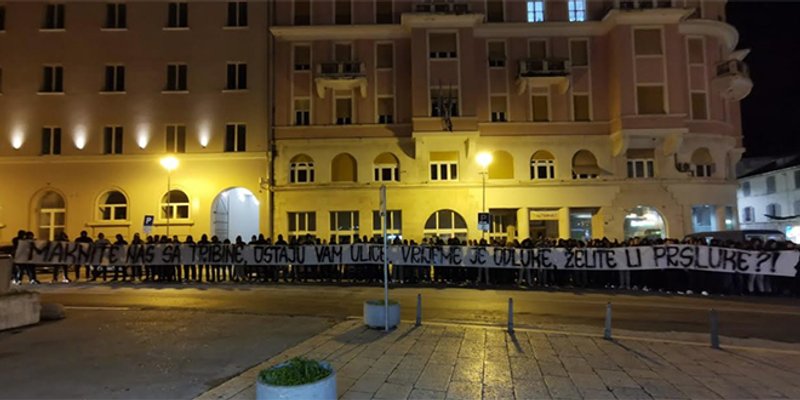 TORCIDA ISPRED HDZ-ovih PROSTORIJA 'Maknite nas sa tribine, ostaju vam ulice, vrijeme je odluke, želite li prsluke?!'