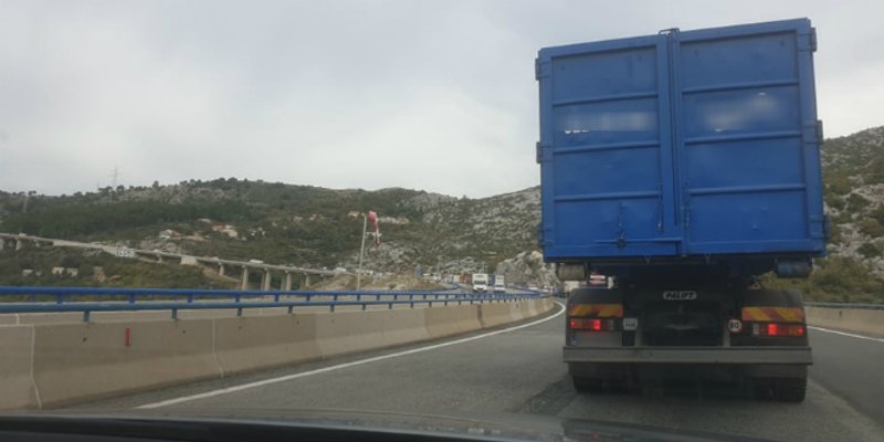 Pokvario se kamion na brzoj cesti Solin-Klis