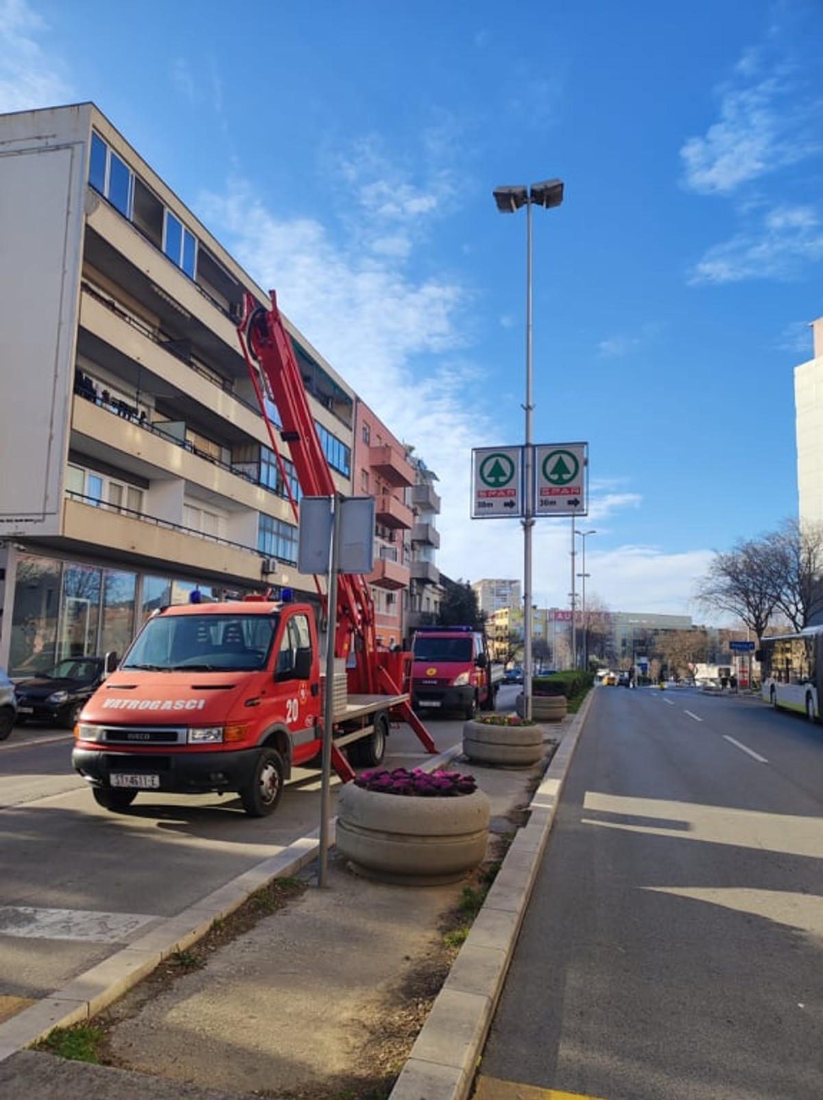 Nastavljeno uklanjanje ilegalnih reklama s rasvjetnih stupova