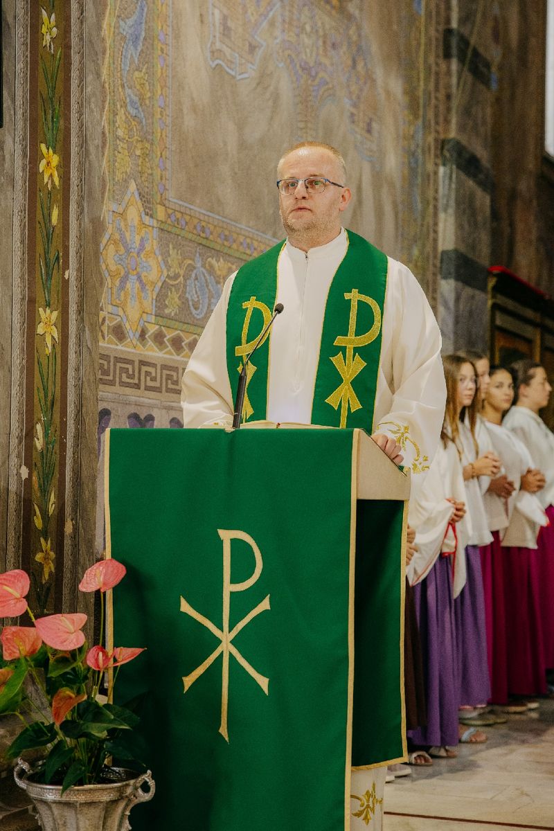FOTO Nadbiskup Križić krstio Klaru, šesto dijete obitelji Špar