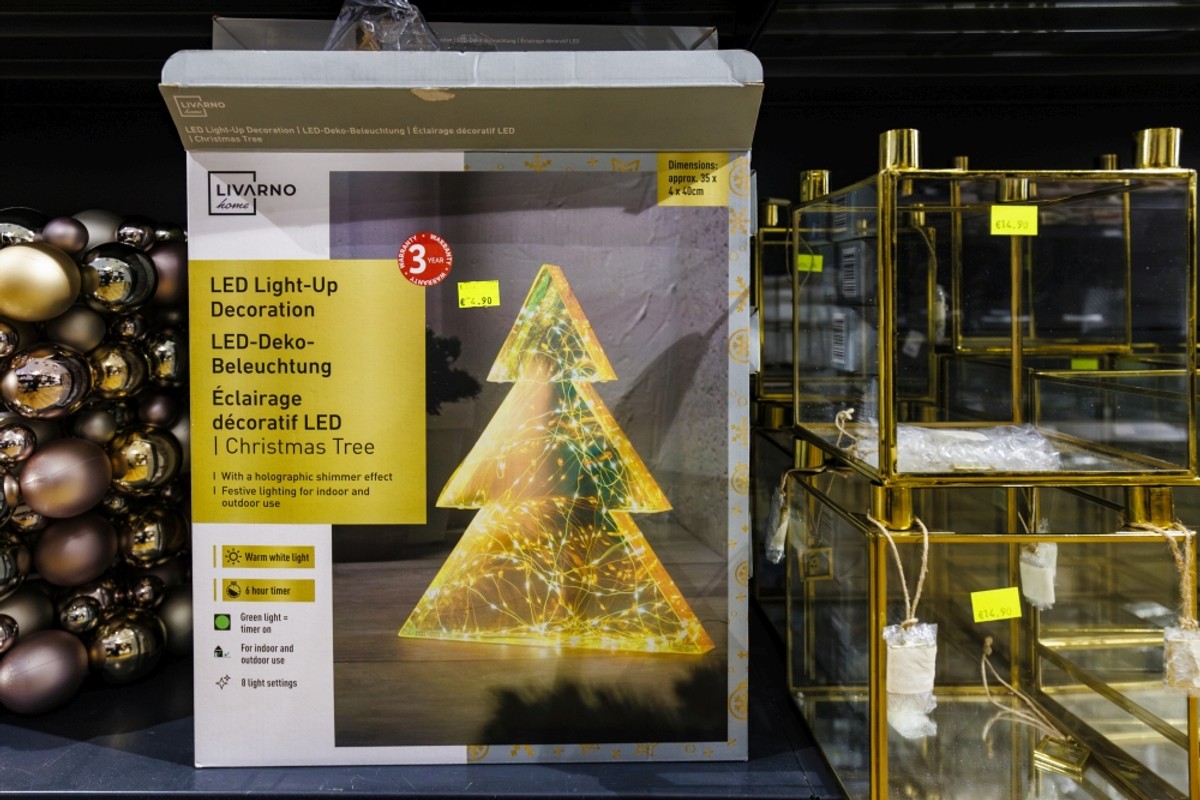 Božićna groznica trese Dalmaciju: U kaštelanskom outletu krenuo Black Friday! Božićni asortiman na 50% popusta, a na rasprodaji su stabla maslina i limuna