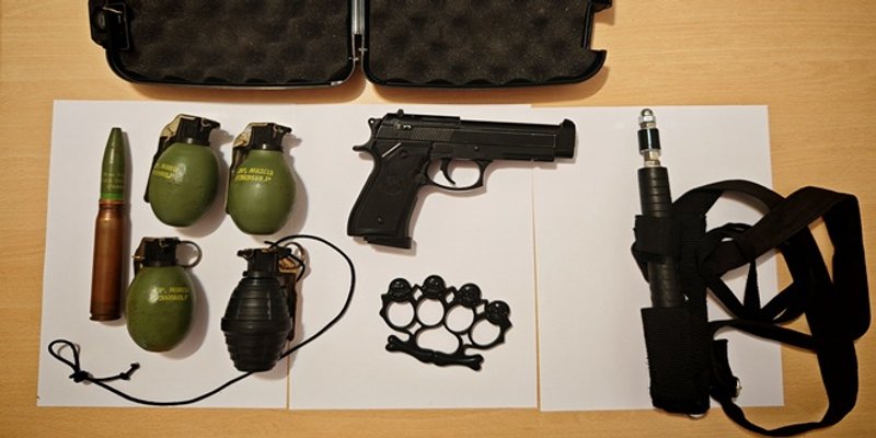 NAKON AKCIJE SPECIJALACA Supetranin naoružan pištoljem, bombama palicom i bokserom. Predan pritvorskom nadzorniku