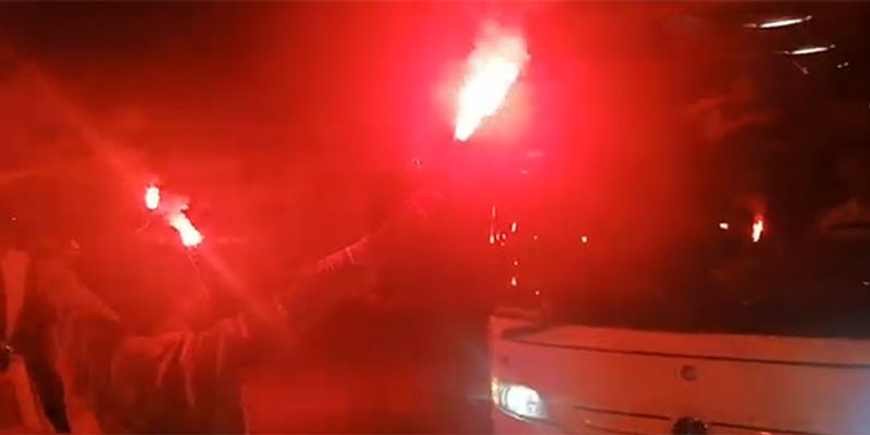 VIDEO VATRENOG DOČEKA: Navijači zapjevali 'žutima' uz baklje i vatromet!