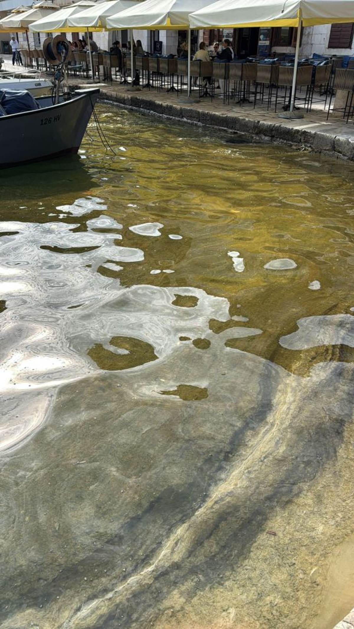 Sanacija naftom onečišćenog mora u Hvaru