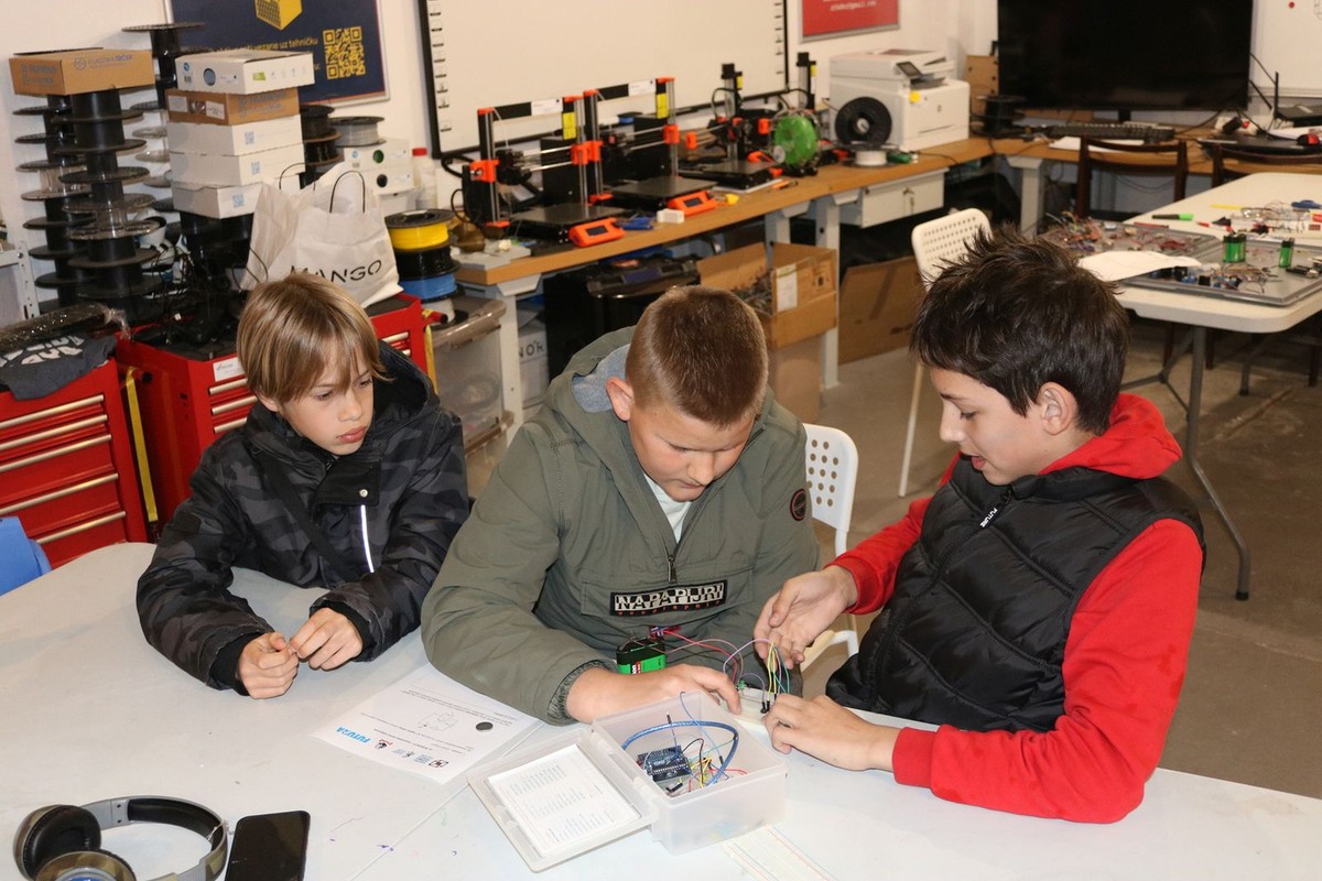 FOTOGALERIJA Održana županijska razina 19. Robokupa: Dubrovački osnovnoškolci pokazali znanje iz robotike