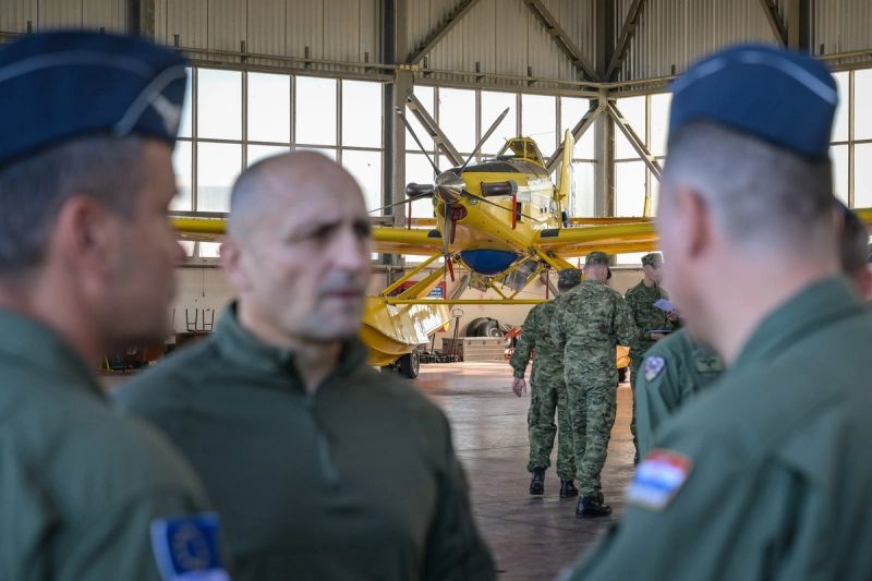 FOTO Ministar Anušić uručio medalje posadama kanadera, poznat točan broj požara koje su gasile ovog ljeta