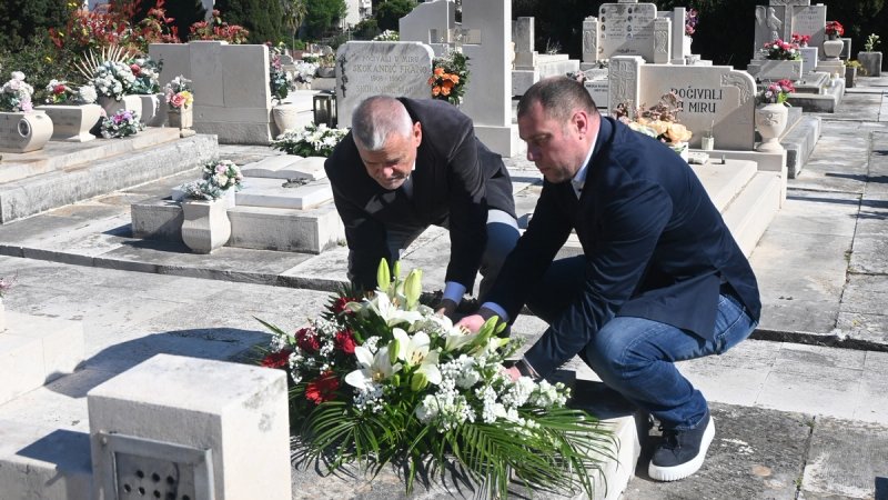 Položeno cvijeće na grob Toma Udovičića