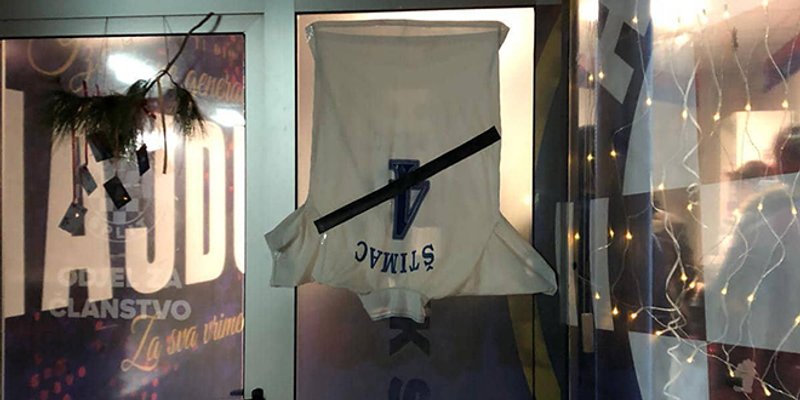 Na ulazu u Odjel za članstvo naopako postavljen i prekrižen Štimčev dres