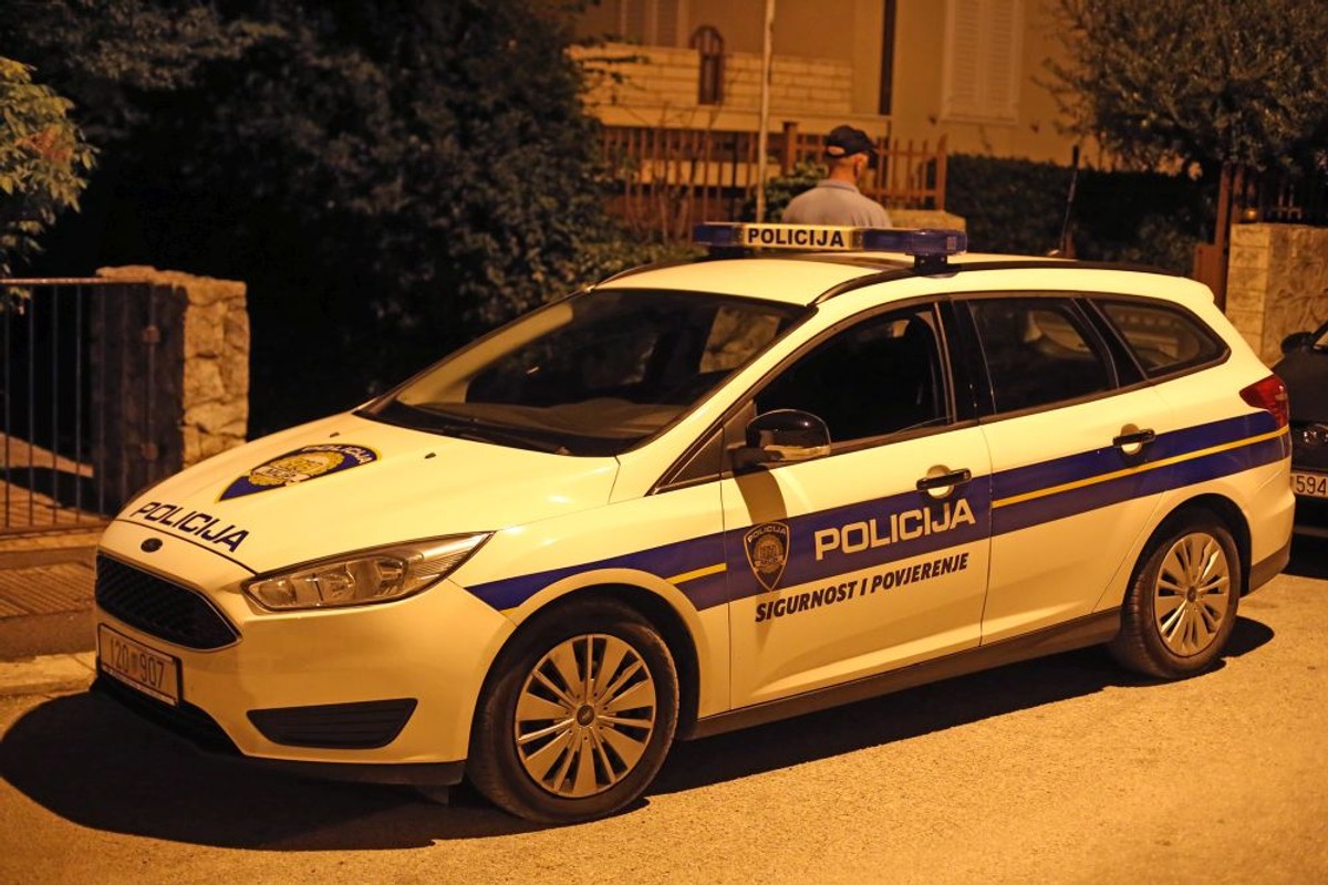 Hektorovićeva, policija čuva motor Adriana Petričevića | foto: Veljko Martinović