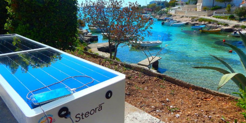 Rogoznica postavila osam 'pametnih' klupa duž obale