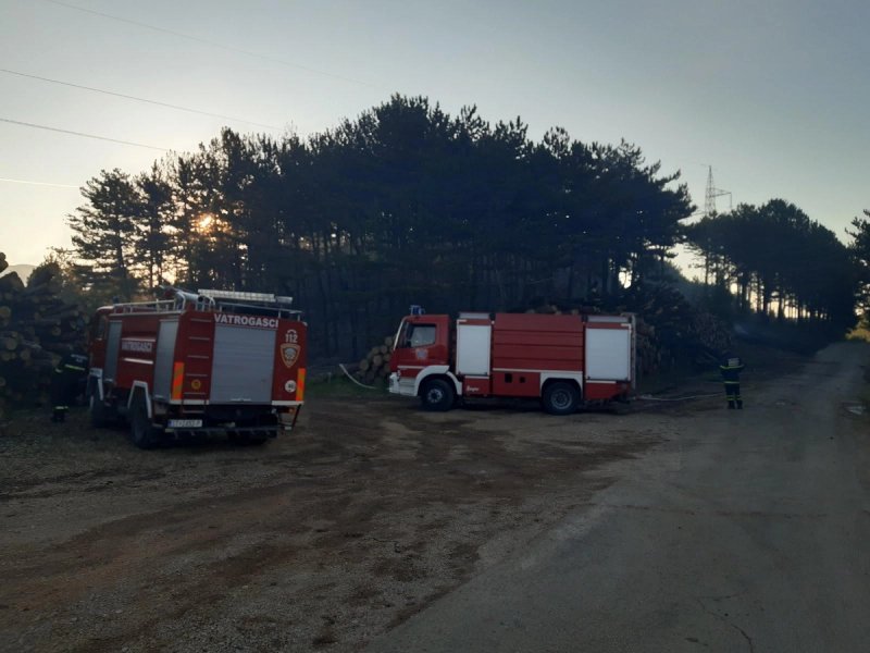 Požar kod Muća i dalje je aktivan