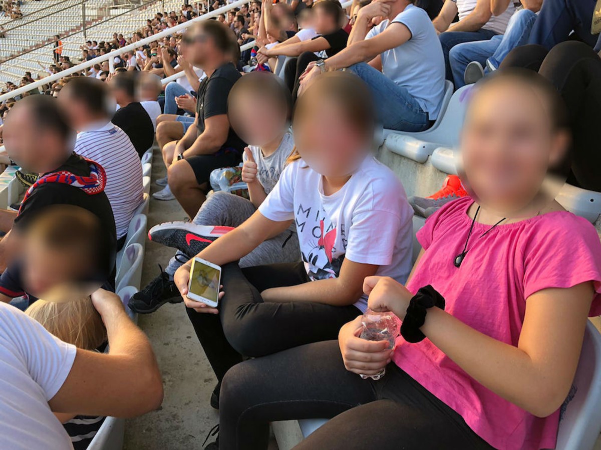 ZA SMIJAT SE I PLAKAT Ono kada ti na stadionu djetetu uzmu smoki...