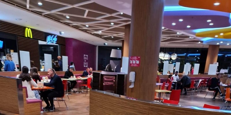 VIDEO: KAKVOG OVO IMA SMISLA?! Pogledajte McDonald's, kao da korone nema