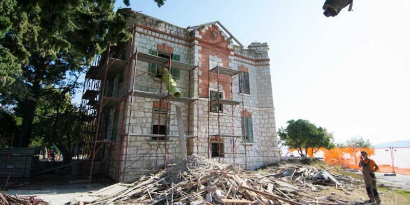 FOTOGALERIJA Uklanjaju se opasni elementi s oronule kaštelanske ljepotice, obnova će još neko vrijeme pričekati
