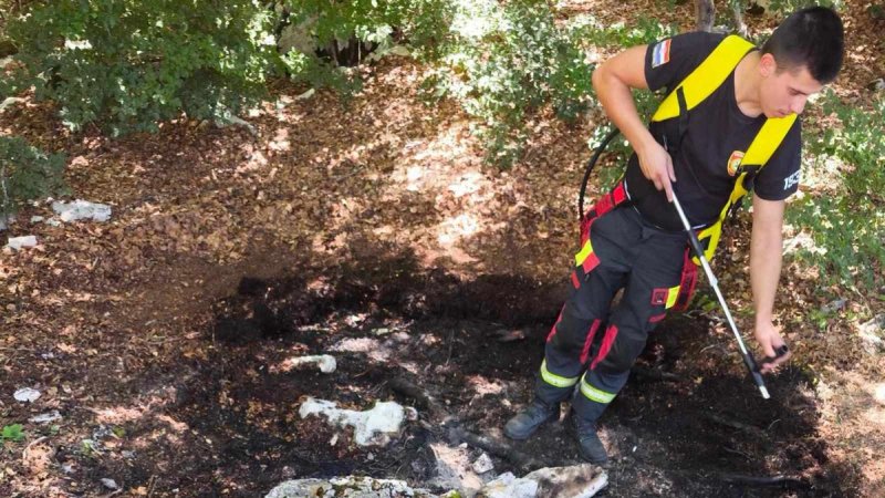 Požar na Biokovu izazvao ostavljeni žar: Vatrogasci su se sat vremena s naprtnjačama spuštali do požarišta