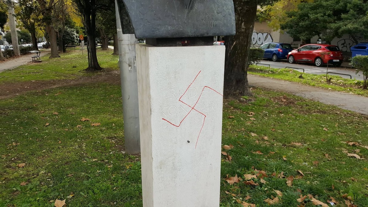 OPET PO RADI: Na spomeniku Končaru na Bačvicama nacrtan kukasti križ