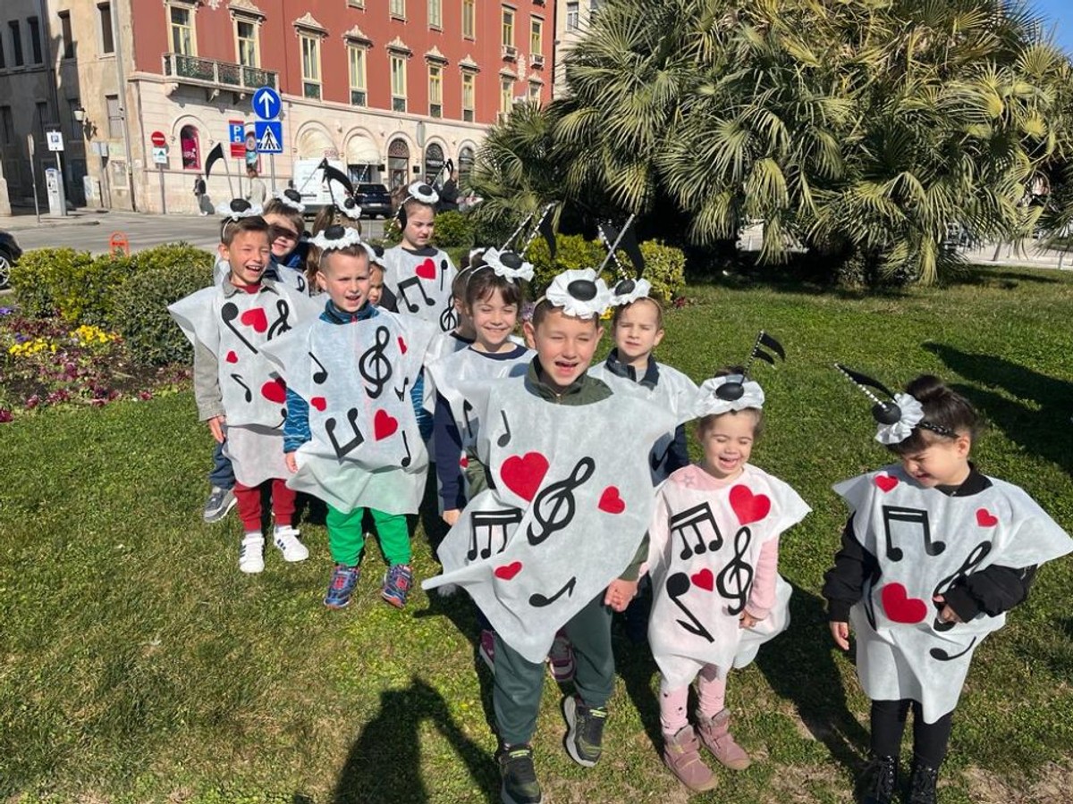 ČUVAJU TRADICIJU Najmlađi Splićani maskirani u note prošetali gradom