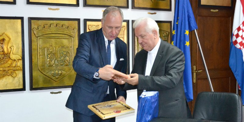 Emotivan prijem u Banovini: Banjalučki biskup Franjo Komarica dobio ključeve Grada Splita