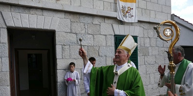 FOTOGALERIJA Obnovljena župna kuća u Srinjinama, blagoslovio je nadbiskup Barišić