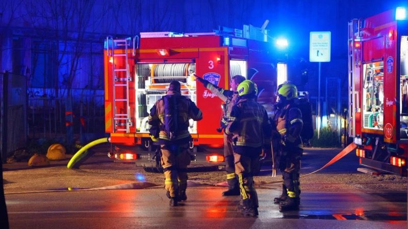 Na splitskom autobusnom terminalu Sukoišan planulo stablo