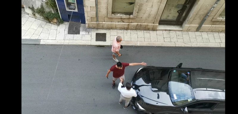 VIDEO: IVOŠEVIĆ U AKCIJI Pogledajte kako disciplinira vozača BMW-a u pješačkoj zoni, policije nigdje