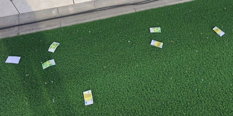 Puljani bacali novčanice pokraj Garcijine klupe