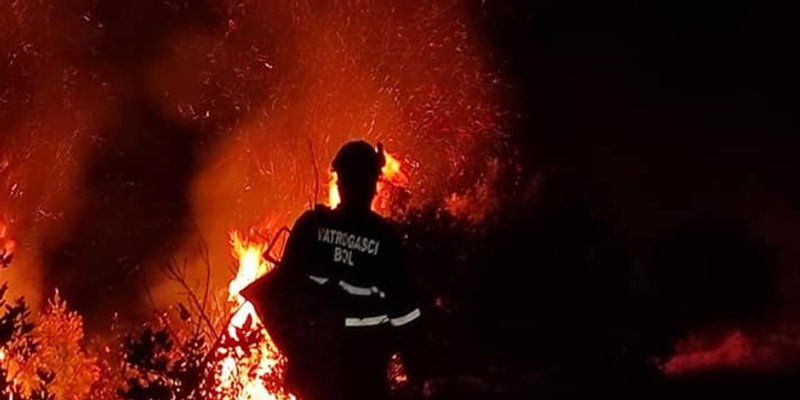 ZAHVAĆENA 42 HEKTARA Požar na Zlatnom ratu u Bolu