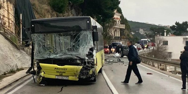 SMRT U BAJNICAMA Jedna osoba poginula u sudaru autobusa i automobila