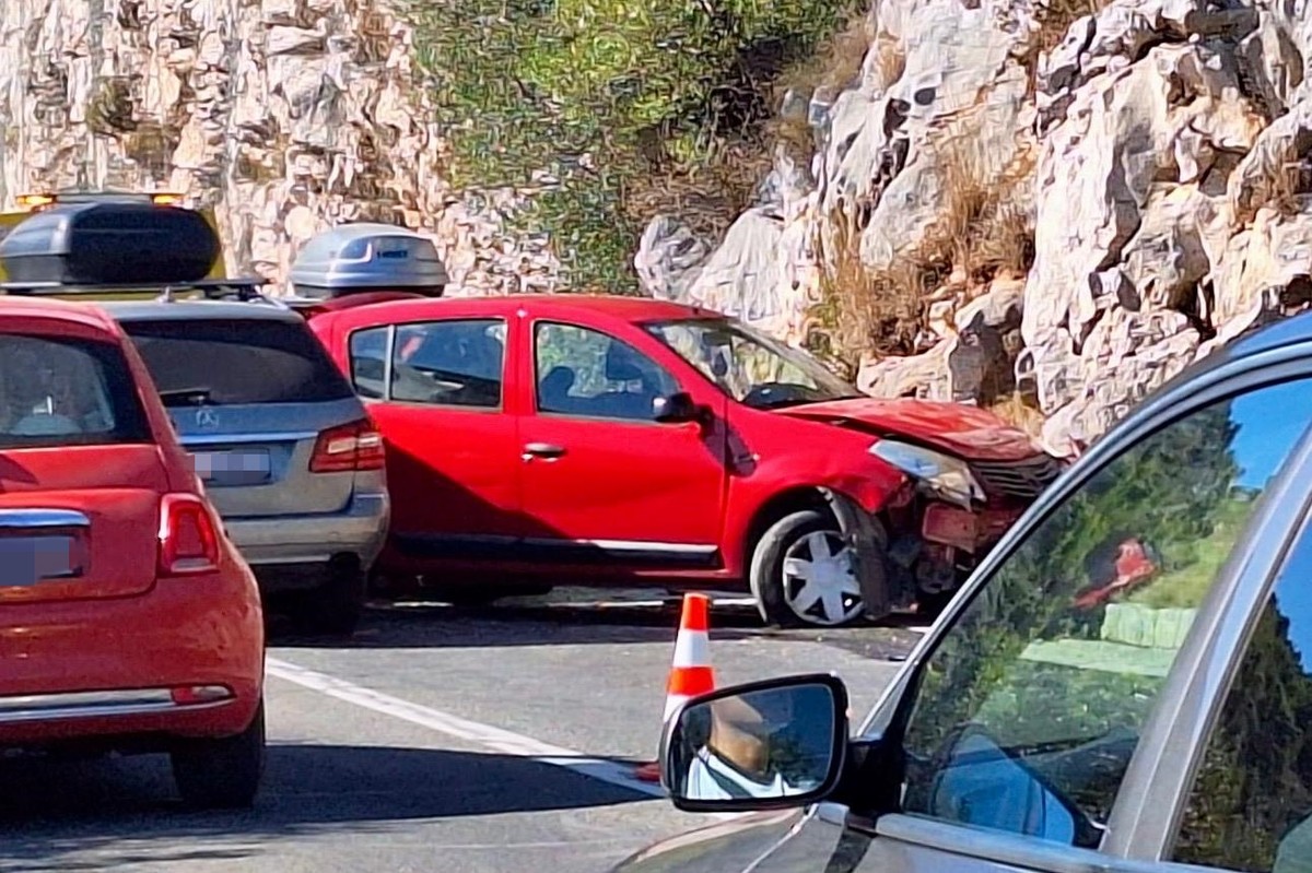 PROMETNA KOD TROGIRA Sudarila se tri automobila, četiri osobe ozlijeđene