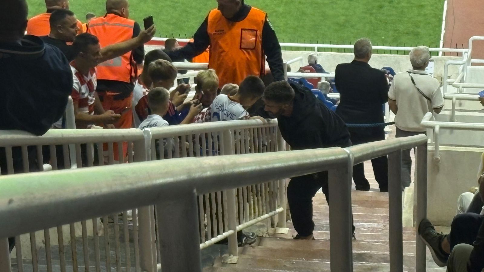 Trka za autogramima je bila i na tribinama