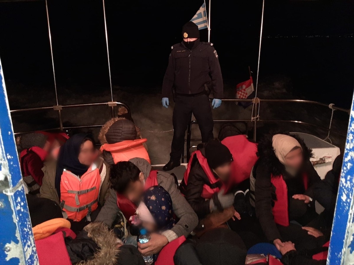 Dubrovački policajci spasili 36 migranata: Iz gumenjaka se čulo zapomaganje, a neki su bili bez svijesti